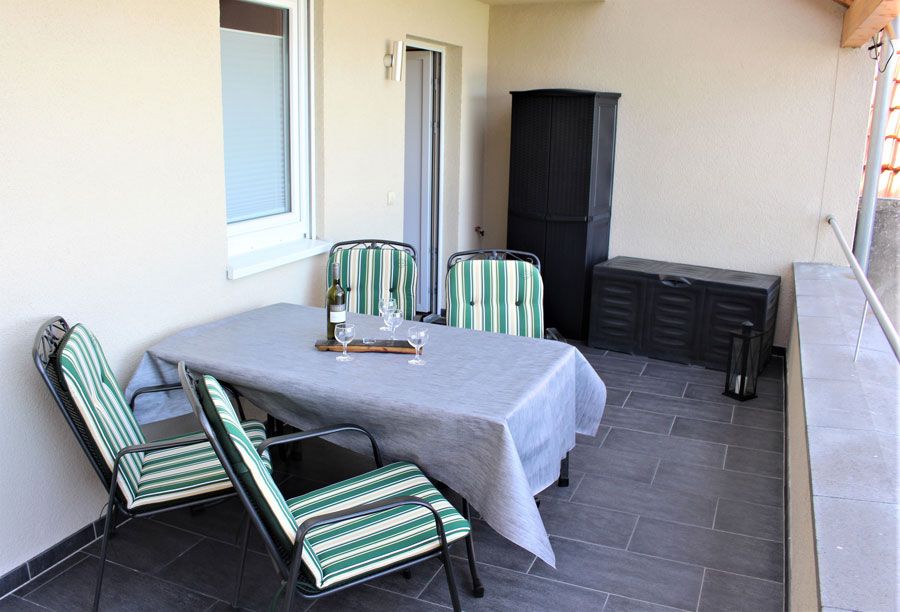 Gästehaus Nußbaum in Frettenheim, Balkon mit Tisch und vier Stühlen